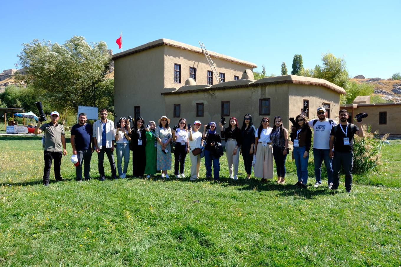 İpekyolu ilçemizdeki doğal alanlara ve tarihi mekanlara yönelik fotoğraf gezisi düzenledik