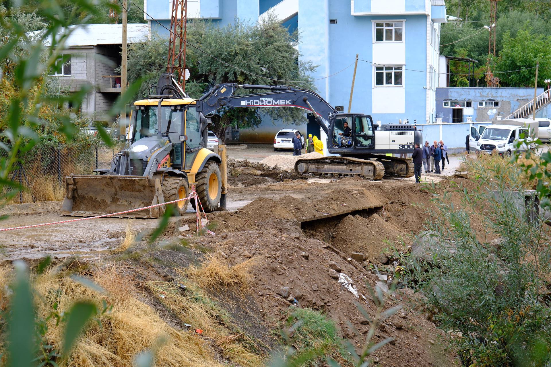 İPEKYOLU KAVUNCU MAHALLESİ’NDE DERE ISLAHI VE YOL ÇALIŞMALARI