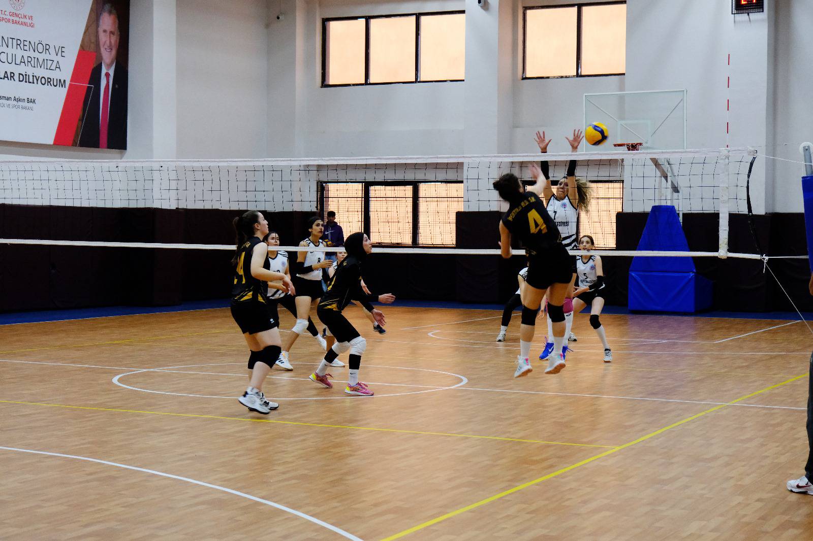 İPEKYOLU BELEDİYESİ KADIN VOLEYBOL TAKIMINDAN ÖNEMLİ GALİBİYET