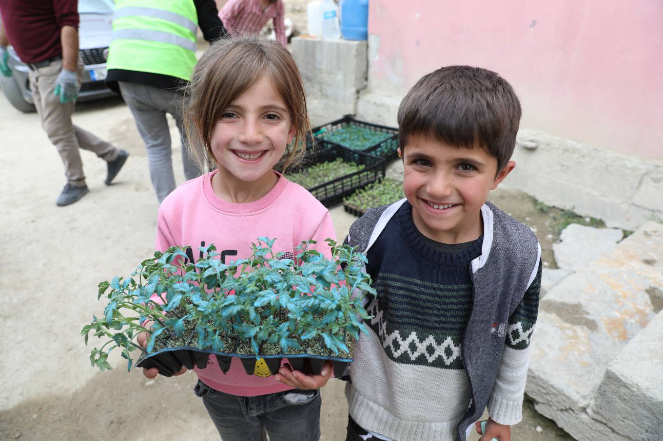 İPEKYOLU BELEDİYESİ’NDEN KIRSAL MAHALLELERE SEBZE FİDESİ DESTEĞİ