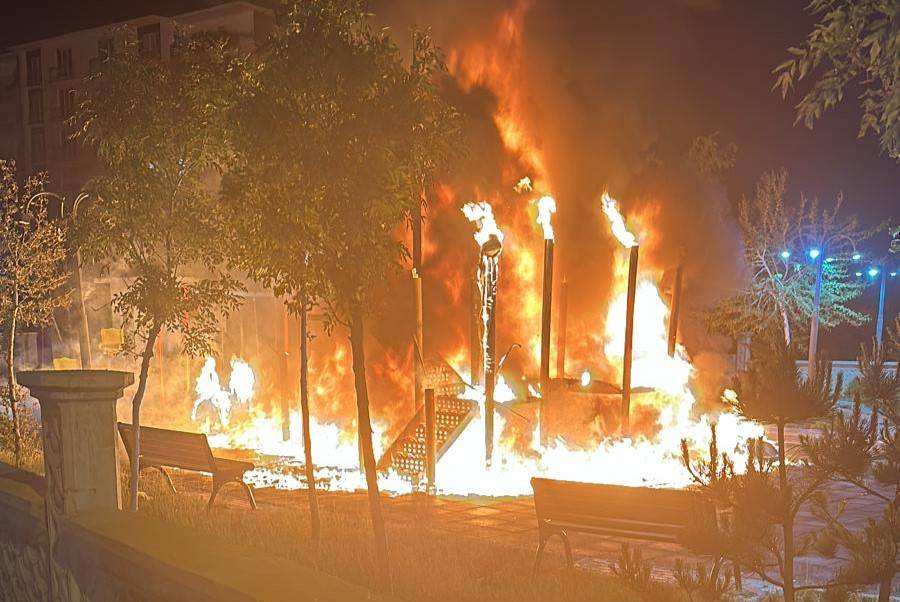 İPEKYOLU’NDA ÇOCUK PARKI YAKILDI!