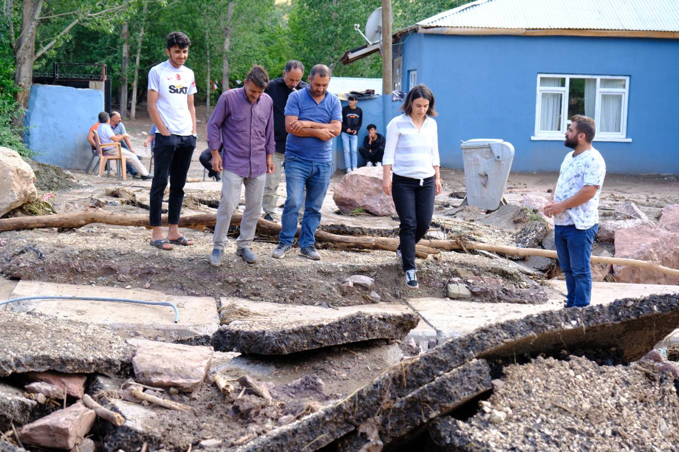 İPEKYOLU’NDA SELDEN ETKİLENEN ÇALIMLI MAHALLESİ’NE ACİL MÜDAHALE