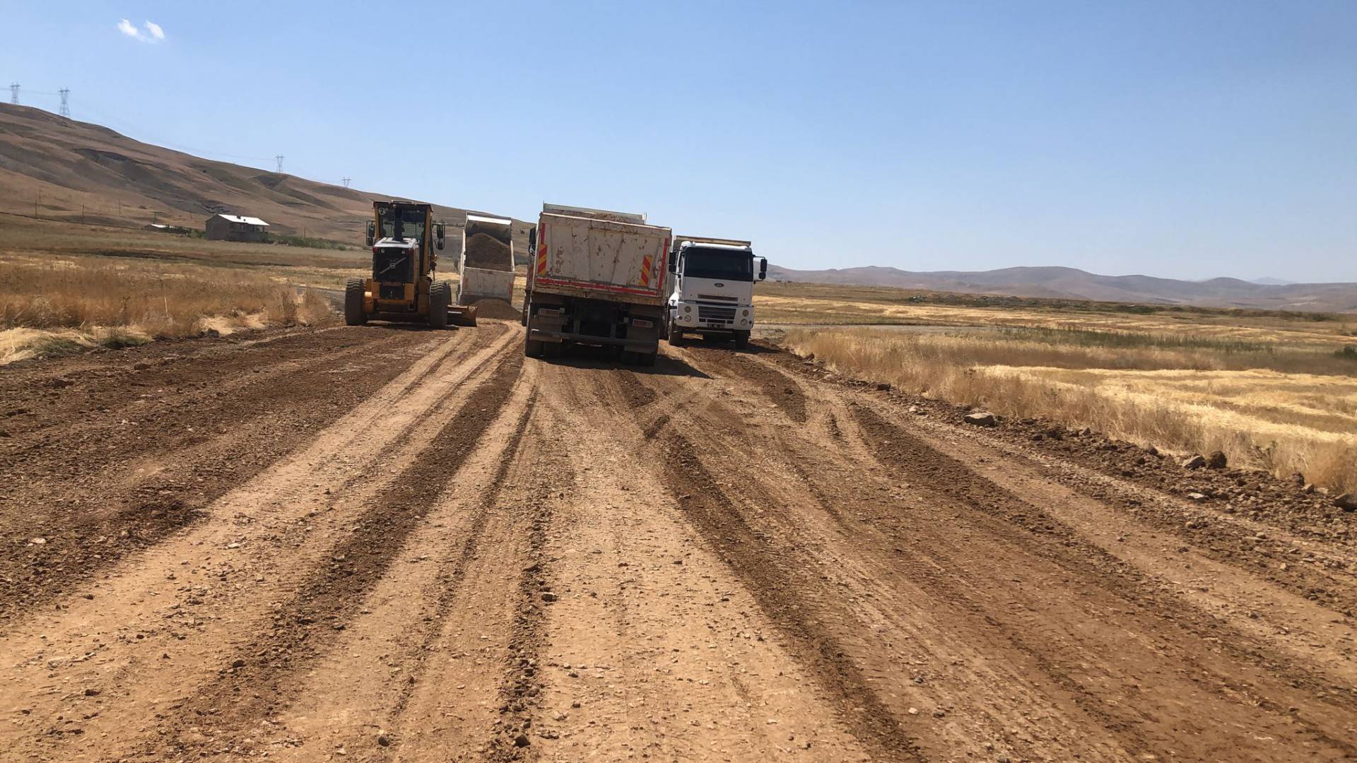 Fen İşleri Müdürlüğü ekiplerimiz, merkez mahallelerin yanı sıra kırsal bölgelerde de yoğun çalışmalarını sürdürüyor.