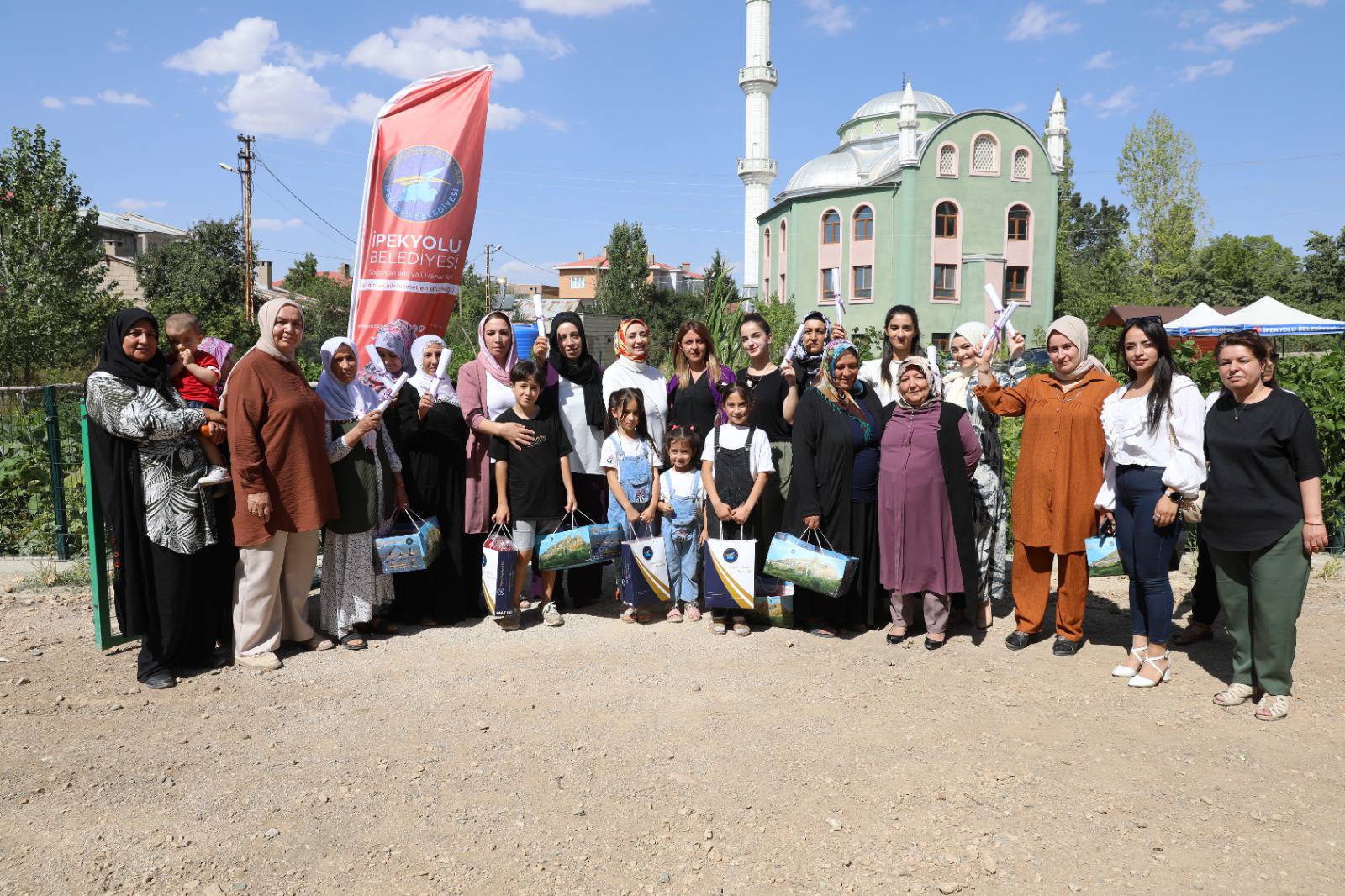 İpekyolu Belediyesi’nden Üreten Kadınlara Sertifika Verildi